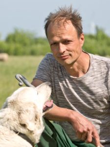 landwirt-markus-heck-auf-der-weide