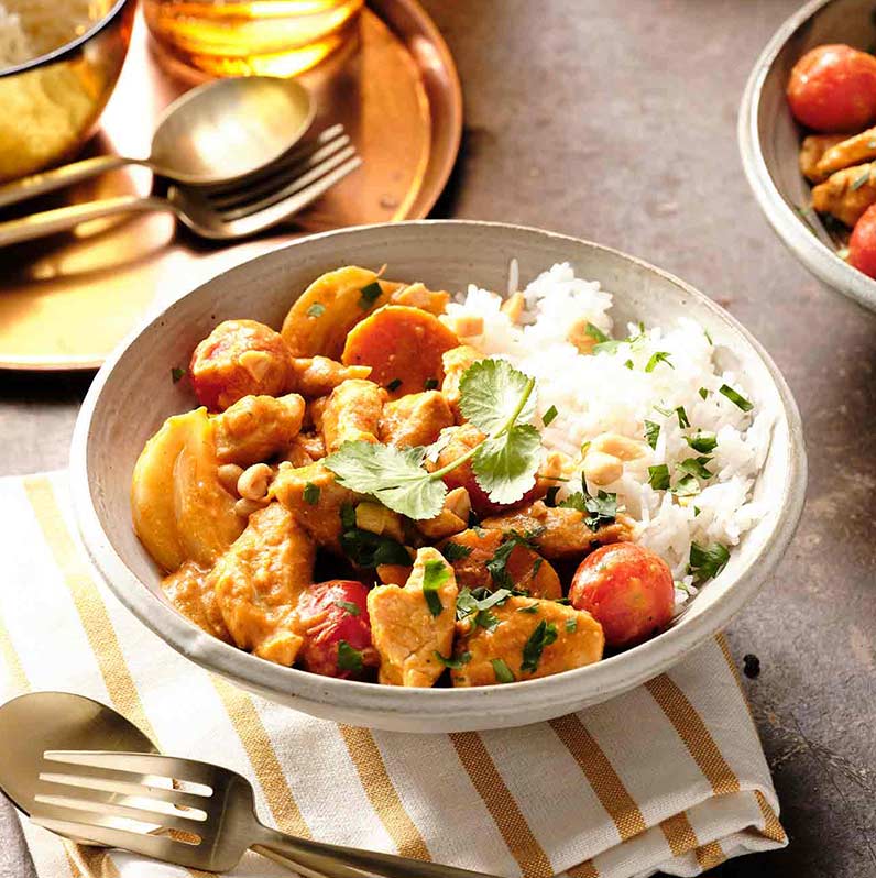 Hähnchen-Erdnusscurry in einer dekorativen Schale, bereit zum Servieren und Genießen.