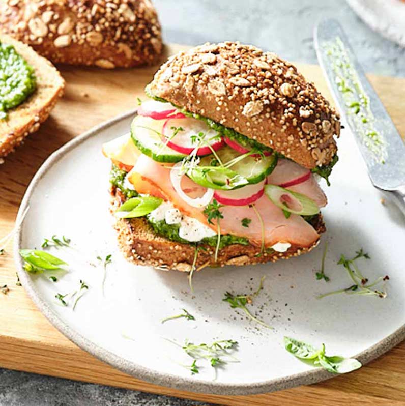 Ein Teller mit einem saftigen Putenburger, ansprechend präsentiert und dekoriert.