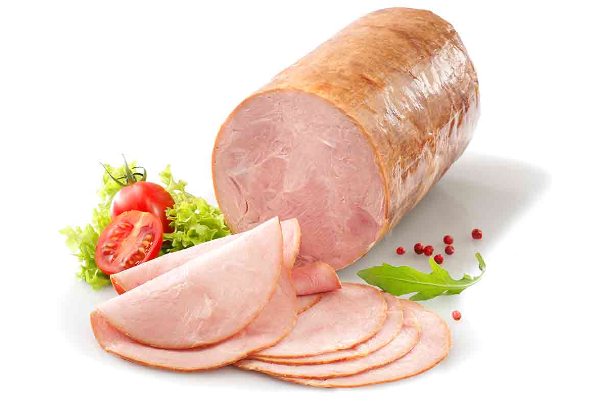 Produktaufnahme von Putenkochschinken auf neutralem Hintergrund, zart rosa gegartes Geflügelfleisch, saftige Scheiben mit feiner Textur, hochwertige handwerkliche Verarbeitung, ideale Präsentation für Lebensmittelpräsentation