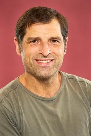 Jürgen Stimpel blickt direkt in die Kamera und zeigt ein freundliches Lächeln.