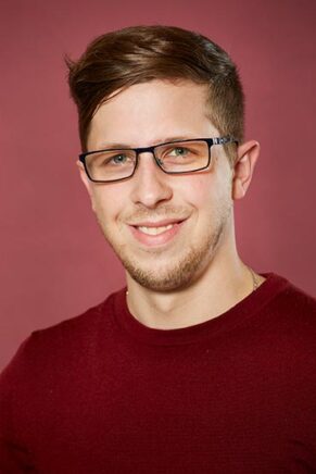 Florian Eickens blickt direkt in die Kamera und zeigt ein freundliches Lächeln.