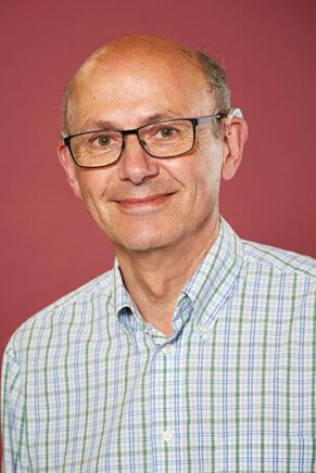 Hans Otto Heesen blickt direkt in die Kamera und zeigt ein freundliches Lächeln.