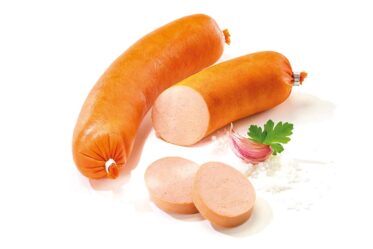 Produktaufnahme von Bio-Fleischwurst auf neutralem Hintergrund, fein strukturierte Rohwurst mit natürlicher rötlicher Farbe, hochwertige biologische Zutaten, handwerklich hergestellte Wurst, nachhaltige und gesunde Fleischware