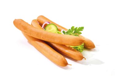 Produktaufnahme von Wiener Würstchen auf neutralem Hintergrund, gleichmäßig gebräunte, zarte Würstchen, glatte Oberfläche, traditionelle feine Textur