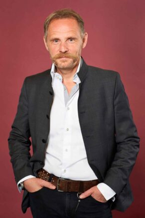 Thomas Thönes schaut in die Kamera und wirkt dabei selbstbewusst und freundlich.