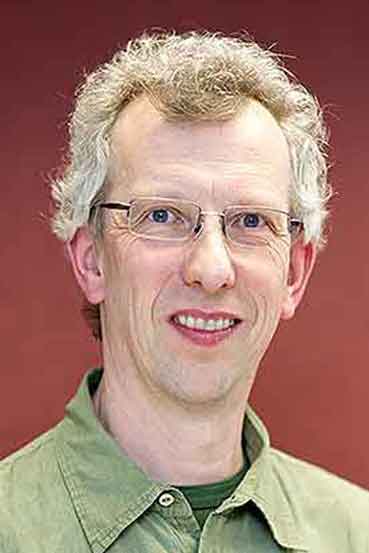 Dr. Jan Hinrich Böttcher blickt direkt in die Kamera und zeigt ein freundliches Lächeln.