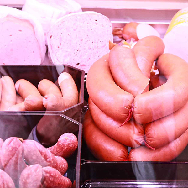 Wursttheke mit verschieden Wurstwaren