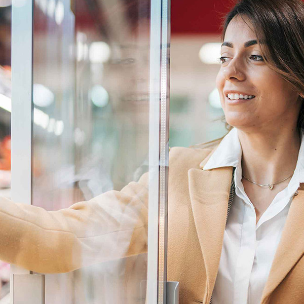 Frau steht an der Selbstbedienung