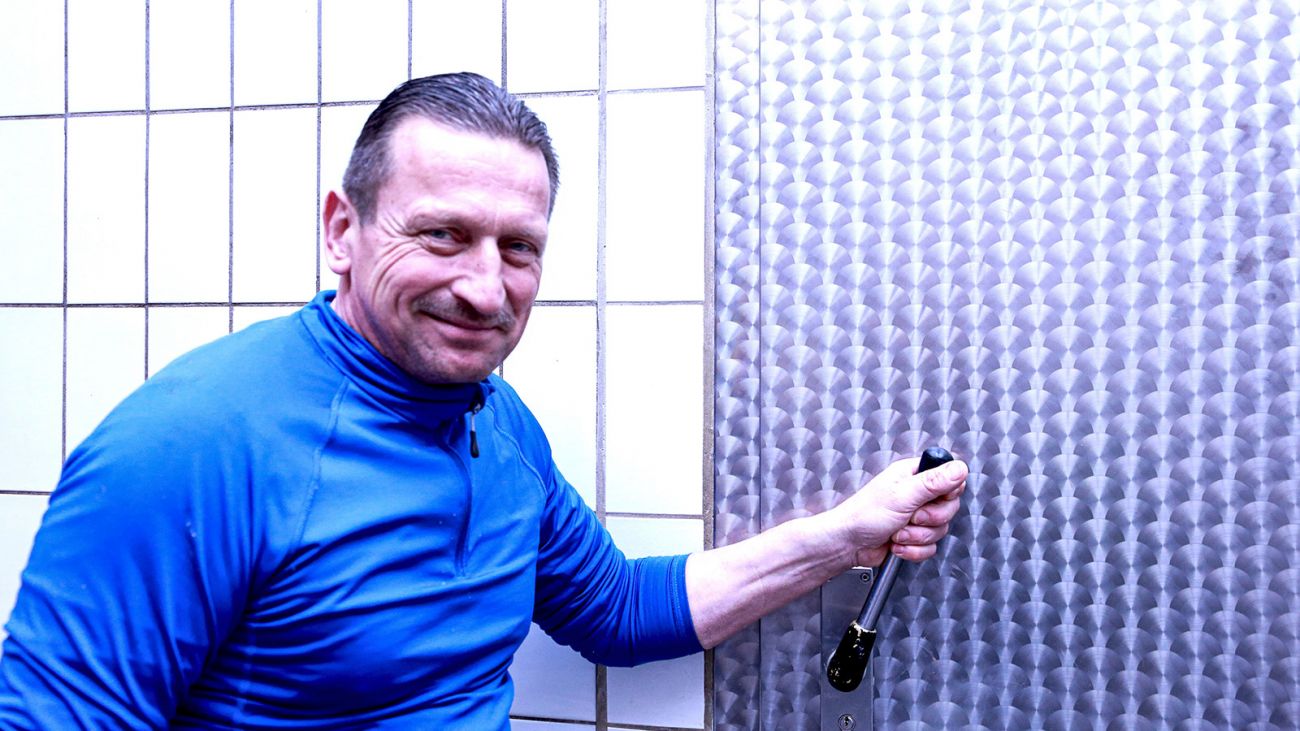 Metzgermeister blickt lächend in die Kamera