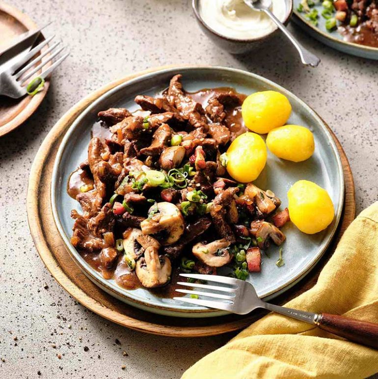 Rindergeschnetzeltes mit Kartoffeln auf einem Teller angerichtet, appetitlich und ansprechend präsentiert.